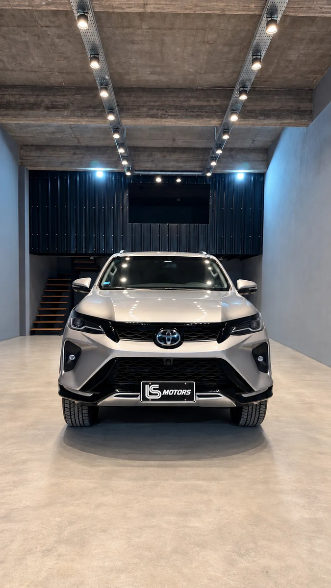 Miniatura 3 de Toyota Hilux SW4