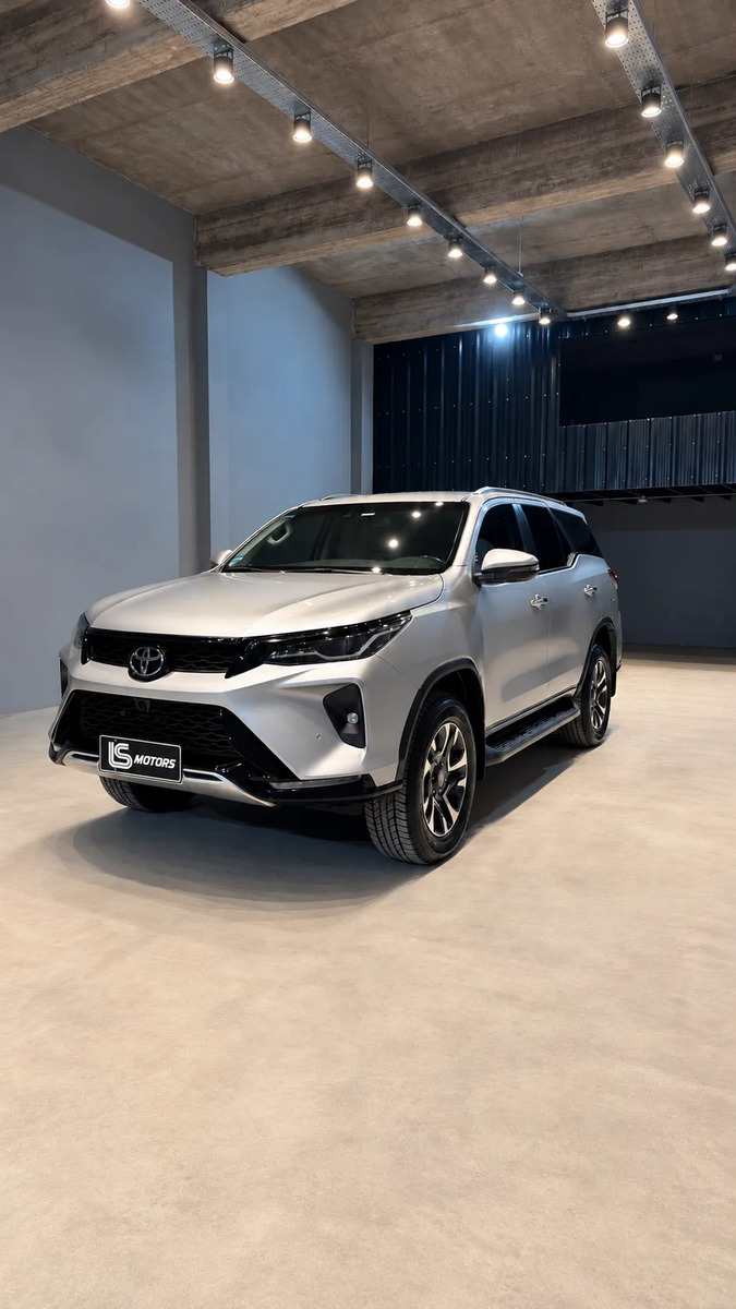 Toyota Hilux SW4 2024