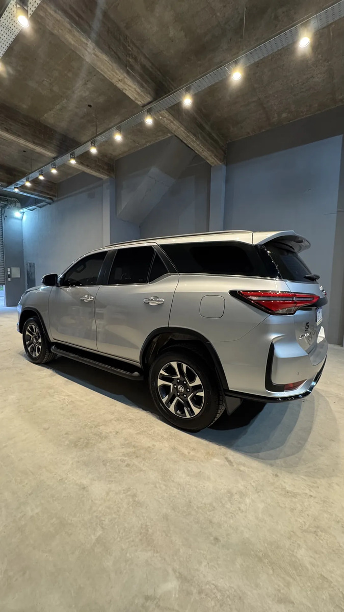 Miniatura 5 de Toyota Hilux SW4
